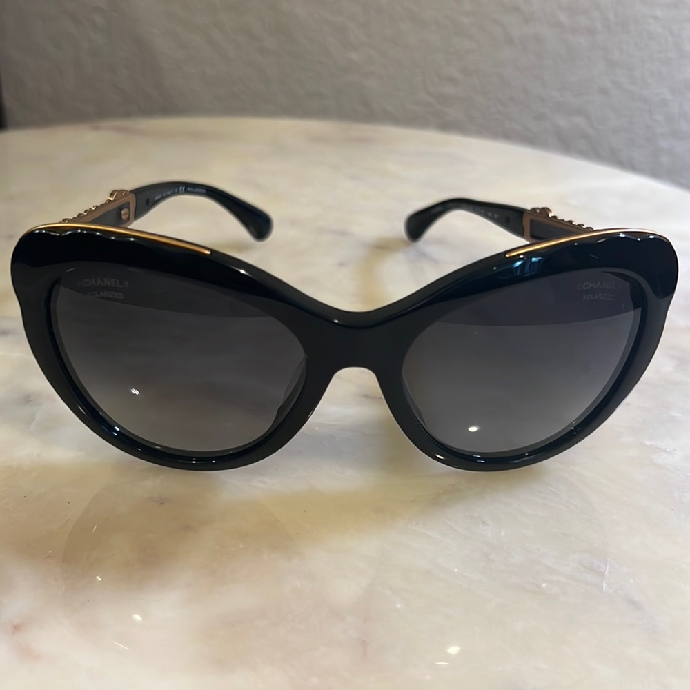 CHANEL Sunglasses with case Black/Gold